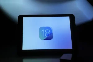 在 iOS 和 iPadOS 平台上，应用程序的代码签名是确保应用程序安全性、完整性以及开发者身份认证的关键环节。开发者需要通过 Apple 开发者计划获取证书，并使用这些证书对应用程序进行签名。本文将详细介绍开发者如何通过证书验证和代码签名验证对应用程序进行App签名，并探讨相关的技术细节。